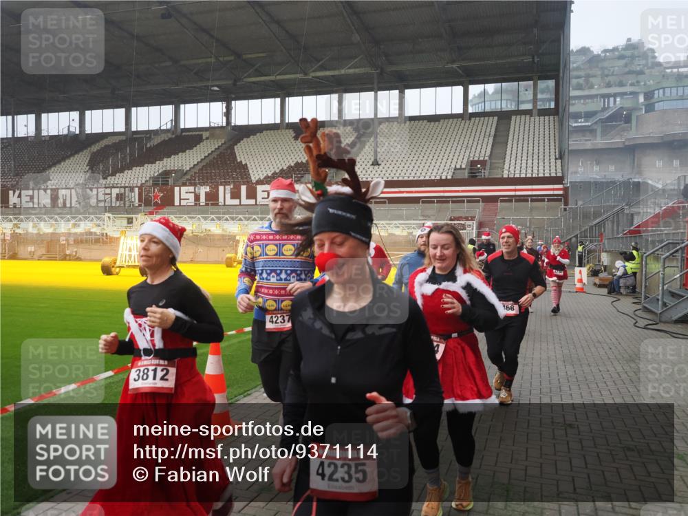 07.12.2025 - St. Pauli X-Mass-Run No. 15 Fabian Wolf http://msf.ph/oto/9371114 07.12.2025 10:06:05 Ziel 127, 148, 180, 424, 468, 676, 805, 834, 967, 969, 1788, 2756, 2757, 2894, 2968, 3093, 3172, 3196, 3812, 3814, 3857, 3859, 3877, 4235, 4236, 4237, 4246, 4251 meine-sportfotos.de