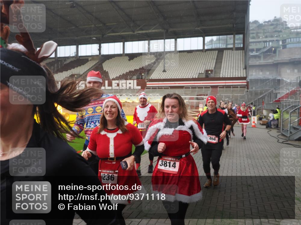07.12.2025 - St. Pauli X-Mass-Run No. 15 Fabian Wolf http://msf.ph/oto/9371118 07.12.2025 10:06:05 Ziel 127, 148, 180, 424, 468, 676, 805, 834, 967, 969, 1788, 2756, 2757, 2894, 2968, 3093, 3172, 3196, 3812, 3814, 3857, 3859, 3877, 4235, 4236, 4237, 4246, 4251 meine-sportfotos.de