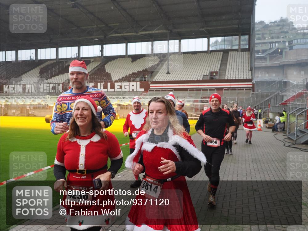 07.12.2025 - St. Pauli X-Mass-Run No. 15 Fabian Wolf http://msf.ph/oto/9371120 07.12.2025 10:06:05 Ziel 127, 148, 180, 424, 468, 676, 805, 834, 967, 969, 1788, 2756, 2757, 2894, 2968, 3093, 3172, 3196, 3812, 3814, 3857, 3859, 3877, 4235, 4236, 4237, 4246, 4251 meine-sportfotos.de