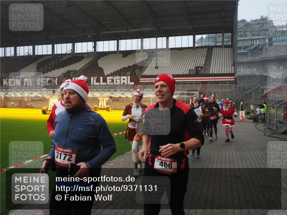 07.12.2025 - St. Pauli X-Mass-Run No. 15 Fabian Wolf http://msf.ph/oto/9371131 07.12.2025 10:06:06 Ziel 127, 148, 180, 424, 468, 676, 805, 834, 967, 969, 1788, 2756, 2757, 2894, 2968, 3093, 3172, 3196, 3812, 3814, 3857, 3859, 3877, 4235, 4236, 4237, 4246, 4251, 4670, 4676 meine-sportfotos.de