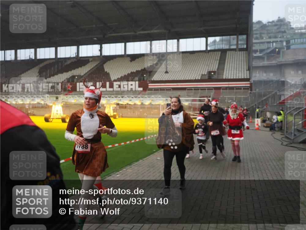 07.12.2025 - St. Pauli X-Mass-Run No. 15 Fabian Wolf http://msf.ph/oto/9371140 07.12.2025 10:06:07 Ziel 127, 148, 180, 424, 468, 676, 805, 834, 893, 967, 969, 1788, 2756, 2757, 2894, 2968, 3093, 3172, 3196, 3812, 3814, 3857, 3859, 4235, 4236, 4237, 4246, 4251, 4670, 4676 meine-sportfotos.de