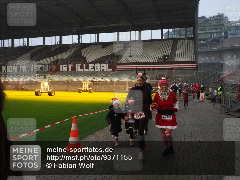 07.12.2025 - St. Pauli X-Mass-Run No. 15 Fabian Wolf http://msf.ph/oto/9371155 07.12.2025 10:06:08 Ziel 127, 148, 180, 424, 468, 676, 805, 834, 893, 967, 969, 1119, 1788, 1937, 2756, 2757, 2894, 2968, 3093, 3172, 3196, 3812, 3814, 3857, 3859, 4235, 4236, 4237, 4246, 4251, 4665, 4670, 4676 meine-sportfotos.de