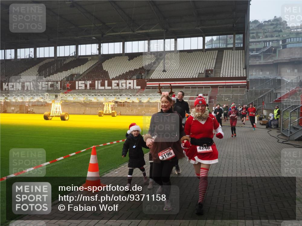 07.12.2025 - St. Pauli X-Mass-Run No. 15 Fabian Wolf http://msf.ph/oto/9371158 07.12.2025 10:06:09 Ziel 127, 148, 180, 424, 468, 676, 805, 834, 893, 967, 969, 1119, 1788, 1937, 2756, 2757, 2894, 2968, 3093, 3172, 3196, 3812, 3814, 3857, 3859, 4235, 4236, 4237, 4246, 4251, 4657, 4665, 4670, 4676, 4736, 4739 meine-sportfotos.de