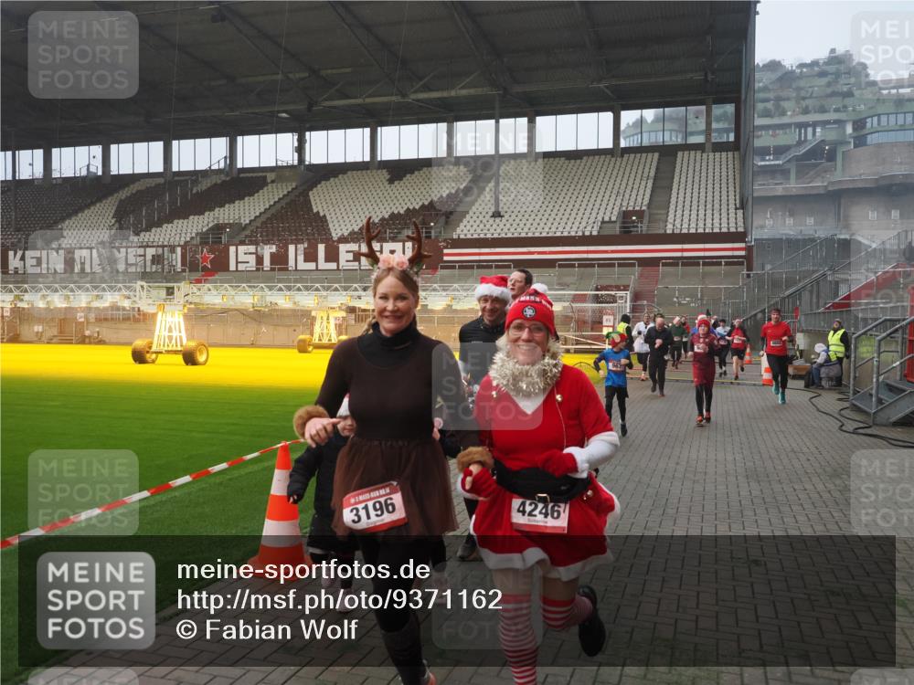 07.12.2025 - St. Pauli X-Mass-Run No. 15 Fabian Wolf http://msf.ph/oto/9371162 07.12.2025 10:06:09 Ziel 127, 148, 180, 424, 468, 676, 805, 834, 893, 967, 969, 1119, 1788, 1937, 2756, 2757, 2894, 2968, 3093, 3172, 3196, 3812, 3814, 3857, 3859, 4235, 4236, 4237, 4246, 4251, 4657, 4665, 4670, 4676, 4736, 4739 meine-sportfotos.de