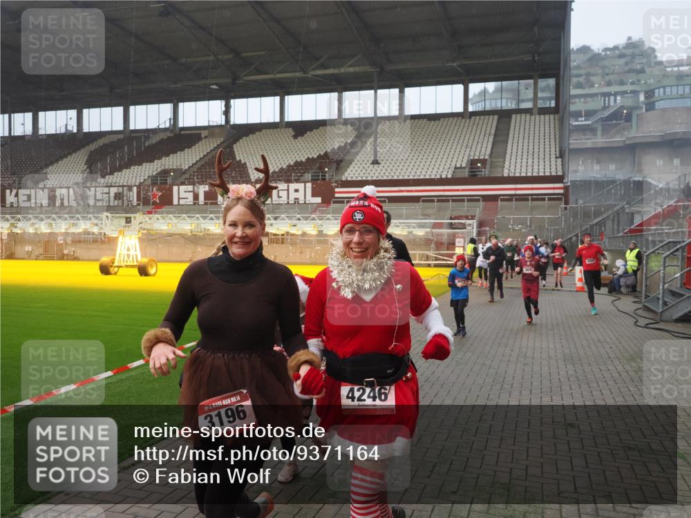 07.12.2025 - St. Pauli X-Mass-Run No. 15 Fabian Wolf http://msf.ph/oto/9371164 07.12.2025 10:06:09 Ziel 127, 148, 180, 424, 468, 676, 805, 834, 893, 967, 969, 1119, 1788, 1937, 2756, 2757, 2894, 2968, 3093, 3172, 3196, 3812, 3814, 3857, 3859, 4235, 4236, 4237, 4246, 4251, 4657, 4665, 4670, 4676, 4736, 4739 meine-sportfotos.de