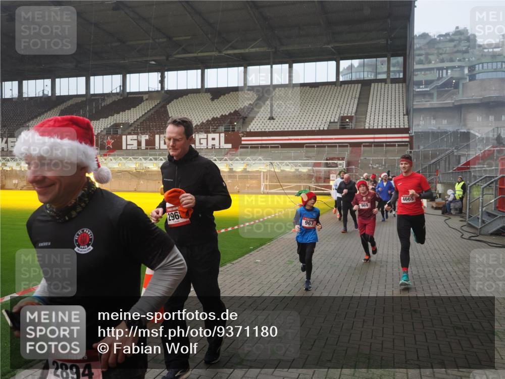 07.12.2025 - St. Pauli X-Mass-Run No. 15 Fabian Wolf http://msf.ph/oto/9371180 07.12.2025 10:06:11 Ziel 127, 148, 180, 424, 468, 676, 805, 834, 893, 967, 969, 1119, 1788, 1937, 2756, 2757, 2894, 2968, 3093, 3172, 3196, 3812, 3814, 3857, 3859, 4235, 4236, 4237, 4246, 4251, 4657, 4665, 4670, 4672, 4676, 4677, 4736, 4739 meine-sportfotos.de