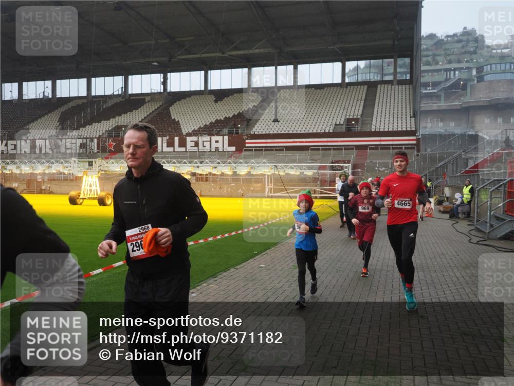 07.12.2025 - St. Pauli X-Mass-Run No. 15 Fabian Wolf http://msf.ph/oto/9371182 07.12.2025 10:06:11 Ziel 127, 148, 180, 424, 468, 676, 805, 834, 893, 967, 969, 1119, 1788, 1937, 2756, 2757, 2894, 2968, 3093, 3172, 3196, 3812, 3814, 3857, 3859, 4235, 4236, 4237, 4246, 4251, 4657, 4665, 4670, 4672, 4676, 4677, 4736, 4739 meine-sportfotos.de