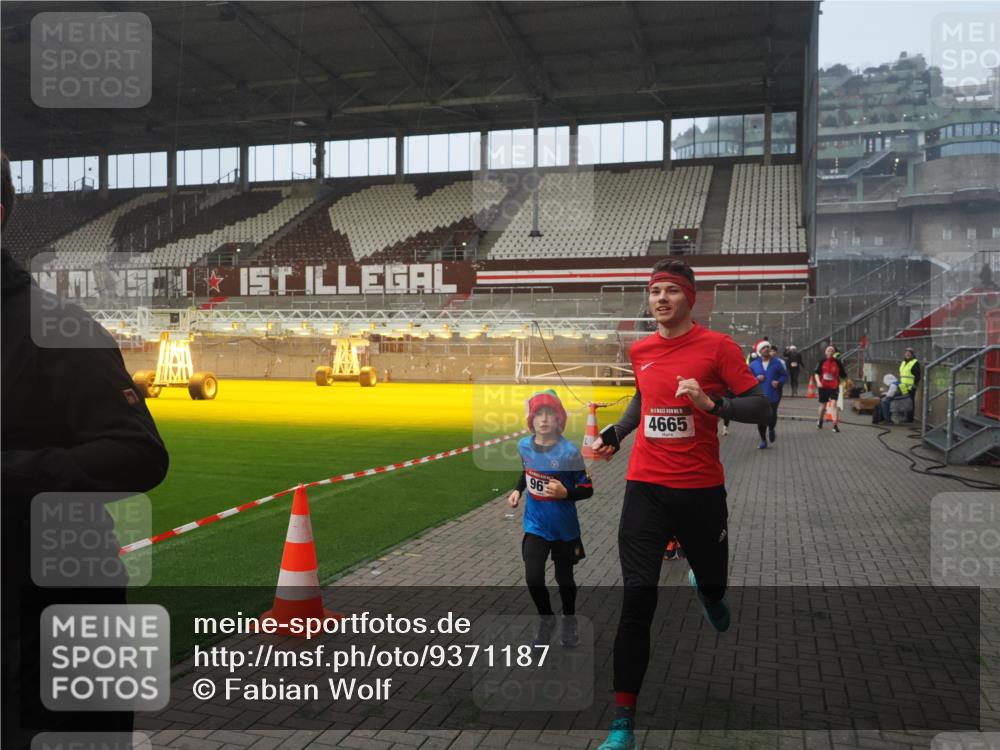 07.12.2025 - St. Pauli X-Mass-Run No. 15 Fabian Wolf http://msf.ph/oto/9371187 07.12.2025 10:06:11 Ziel 127, 148, 180, 424, 468, 676, 805, 834, 893, 967, 969, 1119, 1788, 1937, 2756, 2757, 2894, 2968, 3093, 3172, 3196, 3812, 3814, 3857, 3859, 4235, 4236, 4237, 4246, 4251, 4657, 4665, 4670, 4672, 4676, 4677, 4736, 4739 meine-sportfotos.de