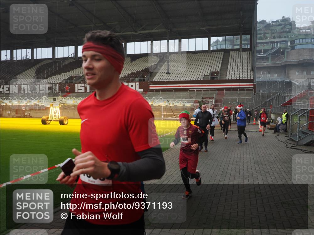 07.12.2025 - St. Pauli X-Mass-Run No. 15 Fabian Wolf http://msf.ph/oto/9371193 07.12.2025 10:06:12 Ziel 127, 148, 180, 424, 468, 805, 834, 893, 967, 969, 1119, 1788, 1937, 2756, 2757, 2894, 2968, 3093, 3172, 3196, 3812, 3814, 3857, 3859, 4235, 4236, 4237, 4246, 4251, 4657, 4665, 4670, 4672, 4676, 4677, 4736, 4739 meine-sportfotos.de