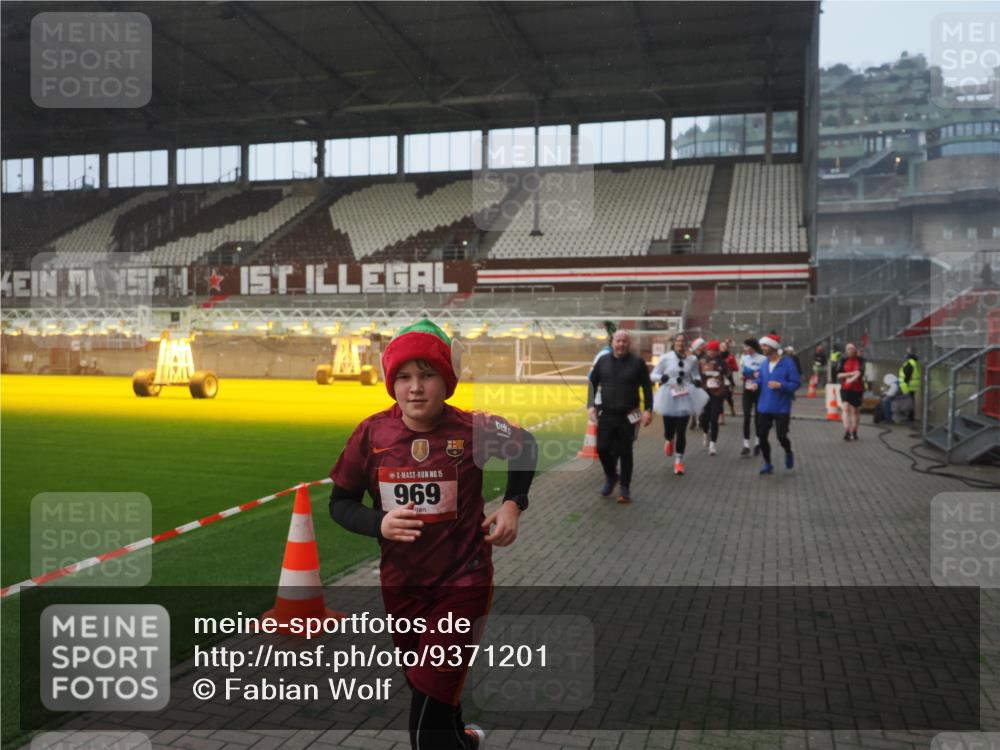 07.12.2025 - St. Pauli X-Mass-Run No. 15 Fabian Wolf http://msf.ph/oto/9371201 07.12.2025 10:06:13 Ziel 127, 148, 180, 424, 468, 805, 834, 893, 967, 969, 1119, 1788, 1832, 1937, 2757, 2894, 2968, 3093, 3172, 3196, 3812, 3814, 3857, 3859, 4235, 4236, 4237, 4246, 4251, 4657, 4665, 4670, 4672, 4676, 4677, 4736, 4739 meine-sportfotos.de