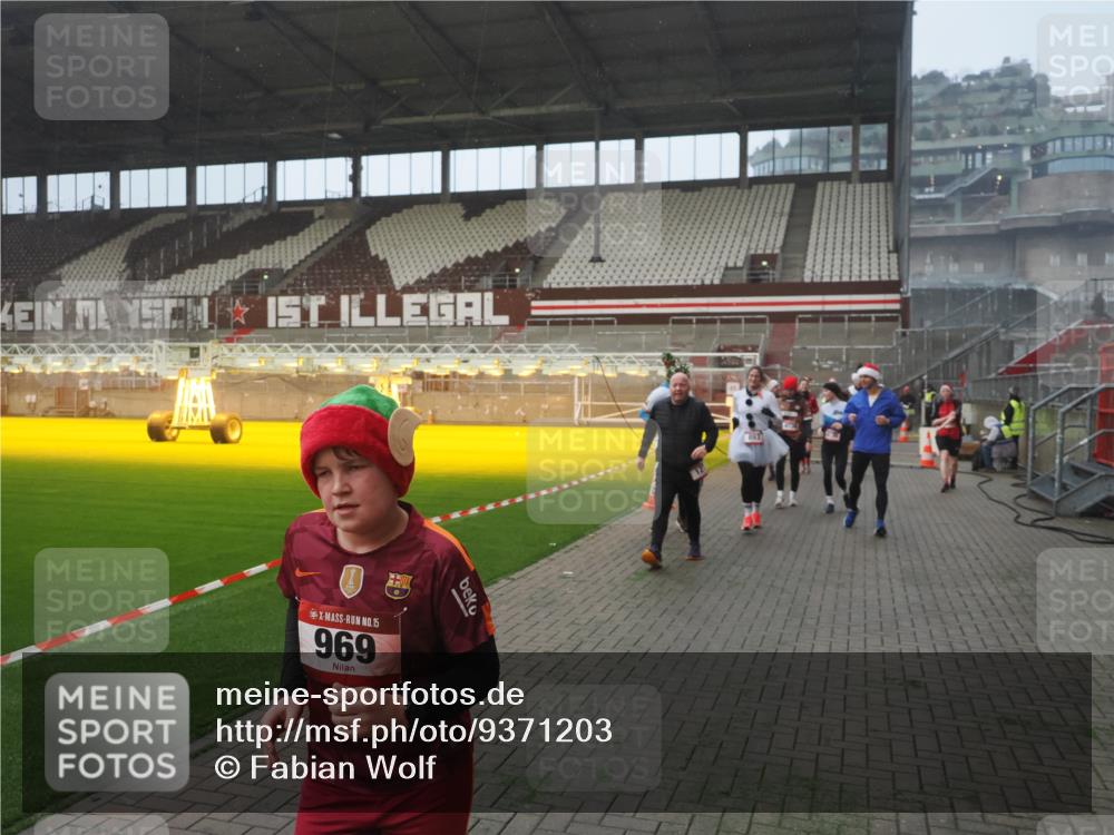 07.12.2025 - St. Pauli X-Mass-Run No. 15 Fabian Wolf http://msf.ph/oto/9371203 07.12.2025 10:06:13 Ziel 127, 148, 180, 424, 468, 805, 834, 893, 967, 969, 1119, 1788, 1832, 1937, 2757, 2894, 2968, 3093, 3172, 3196, 3812, 3814, 3857, 3859, 4235, 4236, 4237, 4246, 4251, 4657, 4665, 4670, 4672, 4676, 4677, 4736, 4739 meine-sportfotos.de
