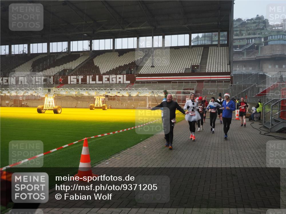 07.12.2025 - St. Pauli X-Mass-Run No. 15 Fabian Wolf http://msf.ph/oto/9371205 07.12.2025 10:06:13 Ziel 127, 148, 180, 424, 468, 805, 834, 893, 967, 969, 1119, 1788, 1832, 1937, 2757, 2894, 2968, 3093, 3172, 3196, 3812, 3814, 3857, 3859, 4235, 4236, 4237, 4246, 4251, 4657, 4665, 4670, 4672, 4676, 4677, 4736, 4739 meine-sportfotos.de