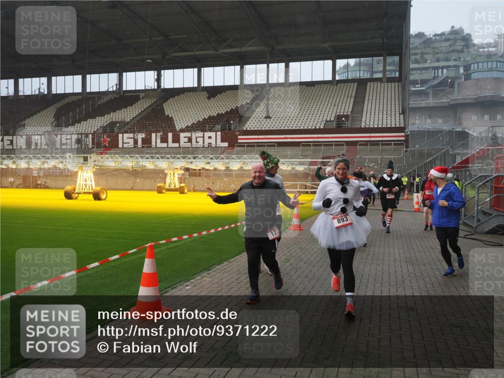 07.12.2025 - St. Pauli X-Mass-Run No. 15 Fabian Wolf http://msf.ph/oto/9371222 07.12.2025 10:06:15 Ziel 127, 148, 180, 187, 468, 893, 967, 969, 1119, 1788, 1832, 1937, 2894, 2968, 3093, 3172, 3196, 3812, 3814, 3859, 4235, 4236, 4237, 4246, 4251, 4657, 4665, 4670, 4672, 4676, 4677, 4736, 4739 meine-sportfotos.de
