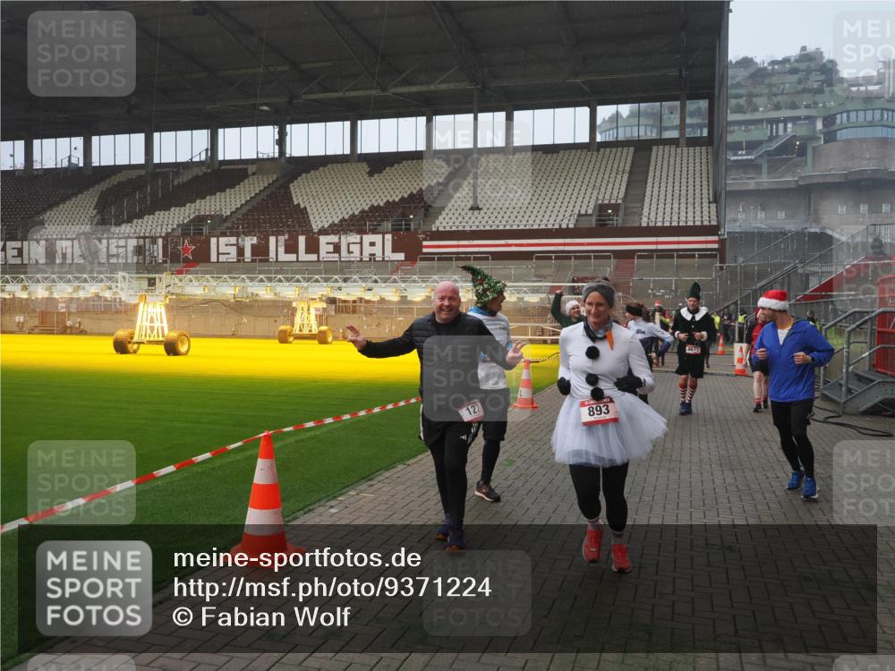 07.12.2025 - St. Pauli X-Mass-Run No. 15 Fabian Wolf http://msf.ph/oto/9371224 07.12.2025 10:06:15 Ziel 127, 148, 180, 187, 468, 893, 967, 969, 1119, 1788, 1832, 1937, 2894, 2968, 3093, 3172, 3196, 3812, 3814, 3859, 4235, 4236, 4237, 4246, 4251, 4657, 4665, 4670, 4672, 4676, 4677, 4736, 4739 meine-sportfotos.de
