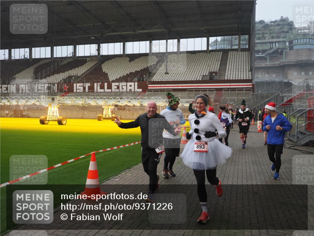 07.12.2025 - St. Pauli X-Mass-Run No. 15 Fabian Wolf http://msf.ph/oto/9371226 07.12.2025 10:06:15 Ziel 127, 148, 180, 187, 468, 893, 967, 969, 1119, 1788, 1832, 1937, 2894, 2968, 3093, 3172, 3196, 3812, 3814, 3859, 4235, 4236, 4237, 4246, 4251, 4657, 4665, 4670, 4672, 4676, 4677, 4736, 4739 meine-sportfotos.de