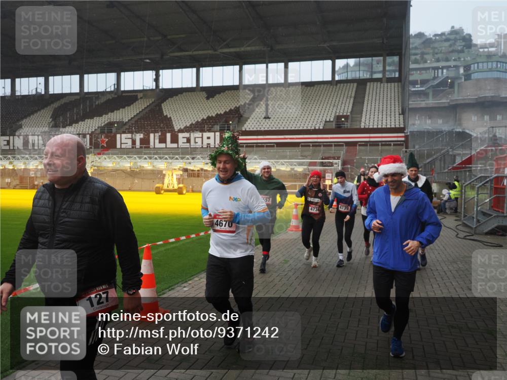 07.12.2025 - St. Pauli X-Mass-Run No. 15 Fabian Wolf http://msf.ph/oto/9371242 07.12.2025 10:06:17 Ziel 127, 148, 180, 187, 468, 893, 967, 969, 1119, 1788, 1832, 1937, 2894, 2968, 3093, 3196, 4246, 4251, 4657, 4665, 4670, 4672, 4676, 4677, 4736, 4739 meine-sportfotos.de