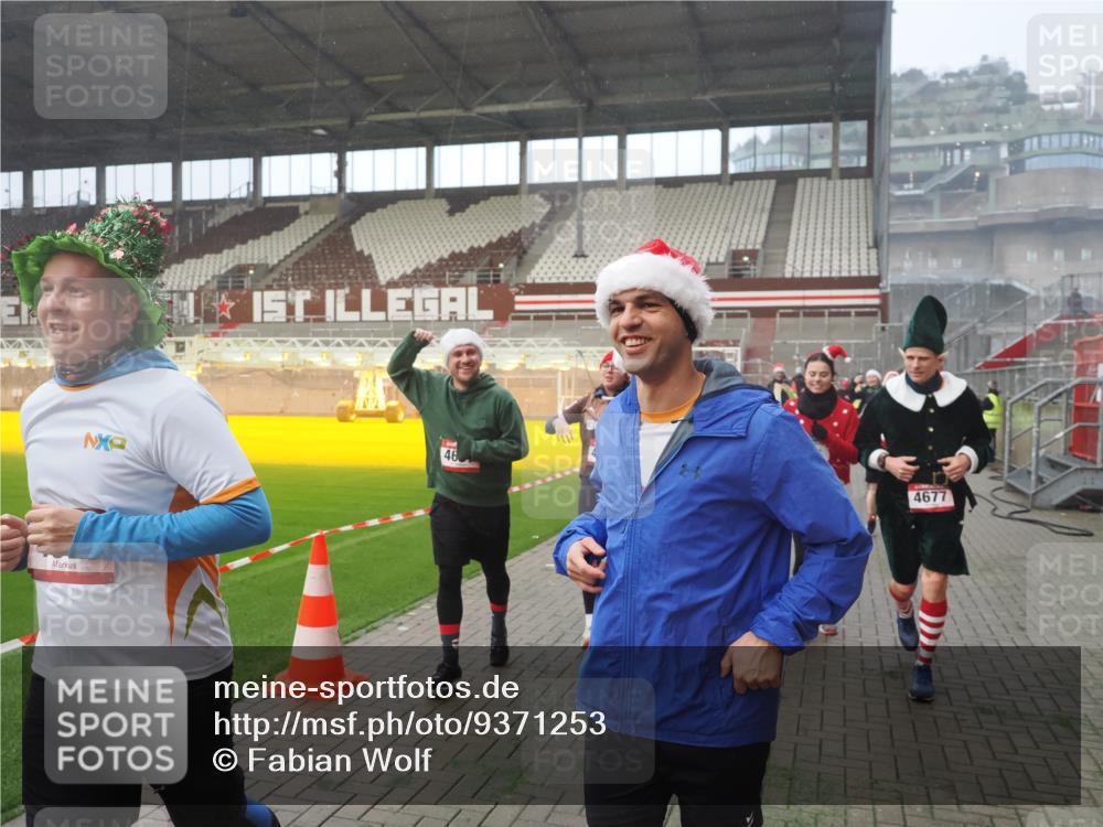 07.12.2025 - St. Pauli X-Mass-Run No. 15 Fabian Wolf http://msf.ph/oto/9371253 07.12.2025 10:06:18 Ziel 34, 127, 148, 187, 468, 893, 967, 969, 1119, 1788, 1832, 1937, 1946, 2894, 2968, 3093, 3196, 4246, 4251, 4657, 4665, 4670, 4672, 4676, 4677, 4736, 4739 meine-sportfotos.de
