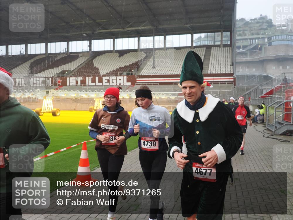 07.12.2025 - St. Pauli X-Mass-Run No. 15 Fabian Wolf http://msf.ph/oto/9371265 07.12.2025 10:06:19 Ziel 34, 127, 148, 187, 893, 967, 969, 1119, 1369, 1832, 1937, 1946, 2894, 2968, 3093, 3196, 4246, 4251, 4657, 4665, 4670, 4672, 4676, 4677, 4736, 4739 meine-sportfotos.de