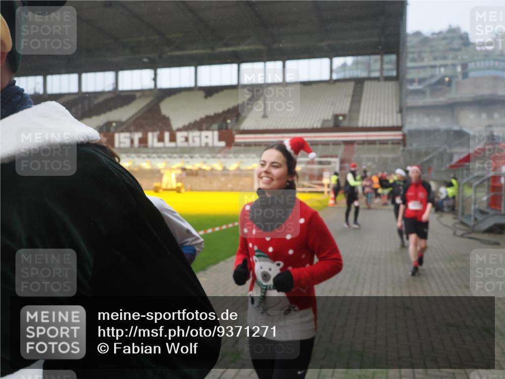 07.12.2025 - St. Pauli X-Mass-Run No. 15 Fabian Wolf http://msf.ph/oto/9371271 07.12.2025 10:06:20 Ziel 34, 127, 148, 187, 893, 967, 969, 1119, 1369, 1479, 1480, 1832, 1937, 1946, 2894, 2968, 3196, 4246, 4657, 4665, 4670, 4672, 4676, 4677, 4736, 4739 meine-sportfotos.de
