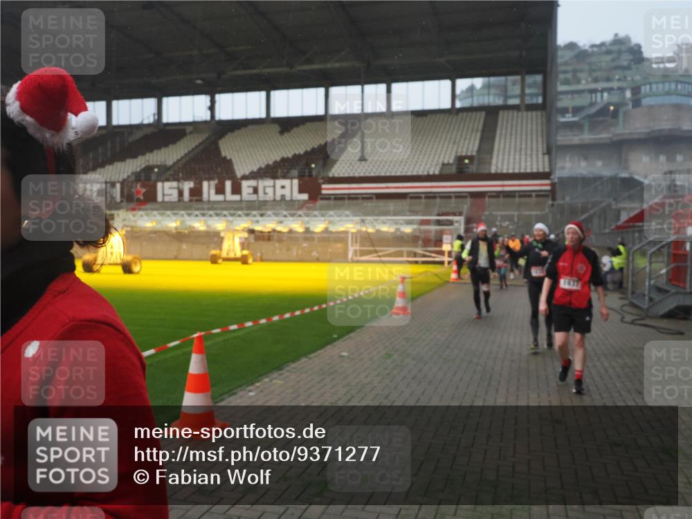07.12.2025 - St. Pauli X-Mass-Run No. 15 Fabian Wolf http://msf.ph/oto/9371277 07.12.2025 10:06:20 Ziel 34, 127, 148, 187, 893, 967, 969, 1119, 1369, 1479, 1480, 1832, 1937, 1946, 2894, 2968, 3196, 4246, 4657, 4665, 4670, 4672, 4676, 4677, 4736, 4739 meine-sportfotos.de