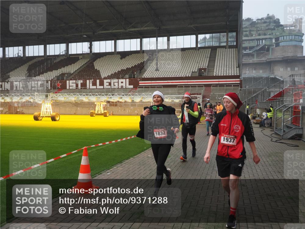 07.12.2025 - St. Pauli X-Mass-Run No. 15 Fabian Wolf http://msf.ph/oto/9371288 07.12.2025 10:06:22 Ziel 34, 127, 187, 893, 967, 969, 1119, 1369, 1479, 1480, 1832, 1937, 1946, 3534, 3535, 3536, 3537, 4657, 4665, 4670, 4672, 4676, 4677, 4736, 4739 meine-sportfotos.de