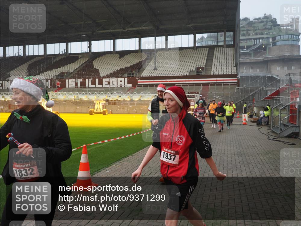 07.12.2025 - St. Pauli X-Mass-Run No. 15 Fabian Wolf http://msf.ph/oto/9371299 07.12.2025 10:06:23 Ziel 34, 127, 187, 893, 967, 969, 1119, 1369, 1479, 1480, 1832, 1937, 1946, 3213, 3232, 3534, 3535, 3536, 3537, 4657, 4665, 4670, 4672, 4676, 4677, 4736, 4739 meine-sportfotos.de