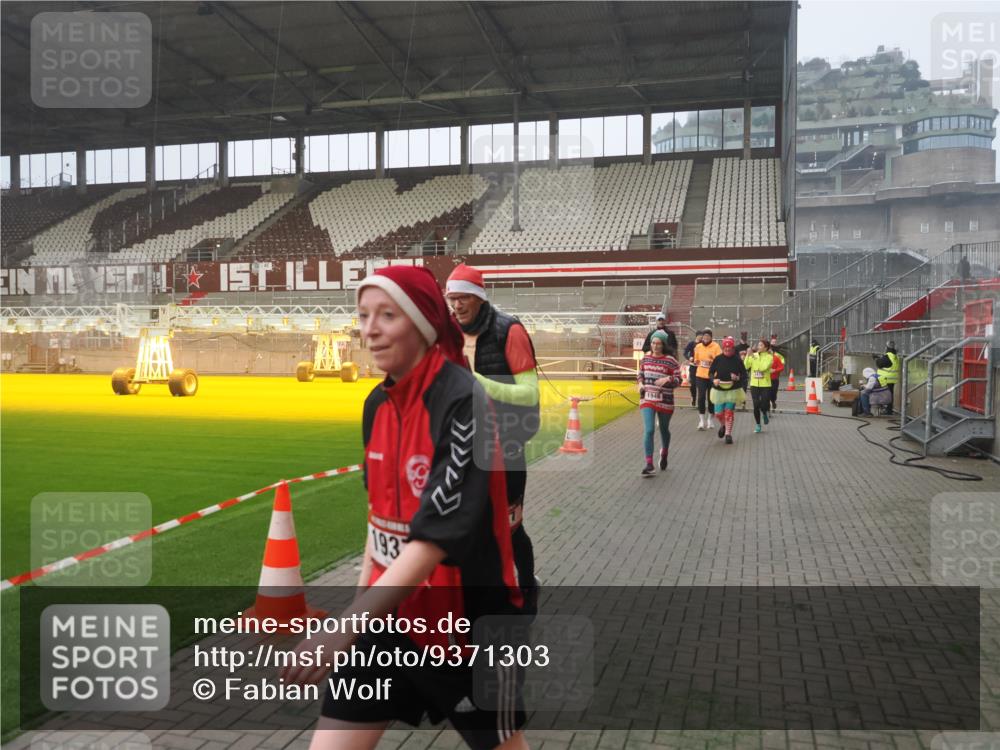 07.12.2025 - St. Pauli X-Mass-Run No. 15 Fabian Wolf http://msf.ph/oto/9371303 07.12.2025 10:06:24 Ziel 34, 127, 187, 893, 967, 969, 1119, 1369, 1479, 1480, 1832, 1937, 1946, 3213, 3232, 3534, 3535, 3536, 3537, 4657, 4665, 4670, 4672, 4676, 4677, 4736, 4739 meine-sportfotos.de