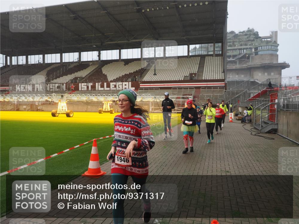 07.12.2025 - St. Pauli X-Mass-Run No. 15 Fabian Wolf http://msf.ph/oto/9371317 07.12.2025 10:06:27 Ziel 34, 187, 562, 893, 1119, 1369, 1479, 1480, 1832, 1937, 1946, 3213, 3232, 3534, 3535, 3536, 3537, 4459, 4657, 4665, 4672, 4677, 4736, 4739 meine-sportfotos.de