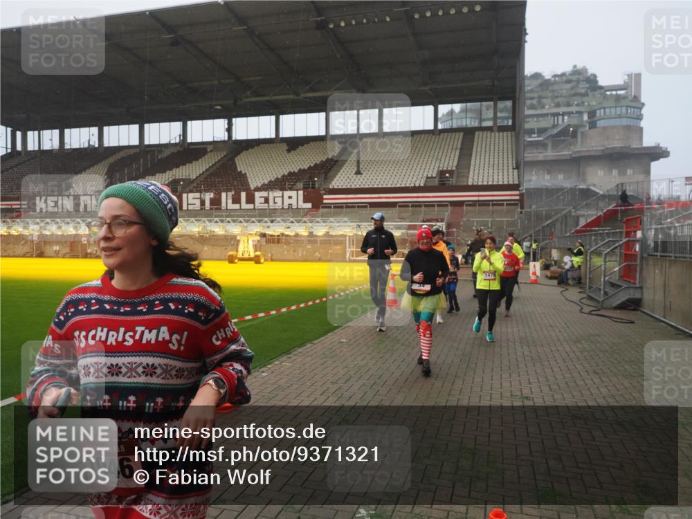 07.12.2025 - St. Pauli X-Mass-Run No. 15 Fabian Wolf http://msf.ph/oto/9371321 07.12.2025 10:06:27 Ziel 34, 187, 562, 893, 1119, 1369, 1479, 1480, 1832, 1937, 1946, 3213, 3232, 3534, 3535, 3536, 3537, 4459, 4657, 4665, 4672, 4677, 4736, 4739 meine-sportfotos.de