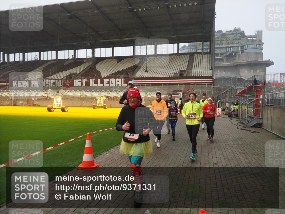 07.12.2025 - St. Pauli X-Mass-Run No. 15 Fabian Wolf http://msf.ph/oto/9371331 07.12.2025 10:06:28 Ziel 34, 187, 562, 1119, 1369, 1479, 1480, 1832, 1937, 1946, 3213, 3232, 3534, 3535, 3536, 3537, 4459, 4657, 4665, 4672, 4677, 4736, 4739 meine-sportfotos.de