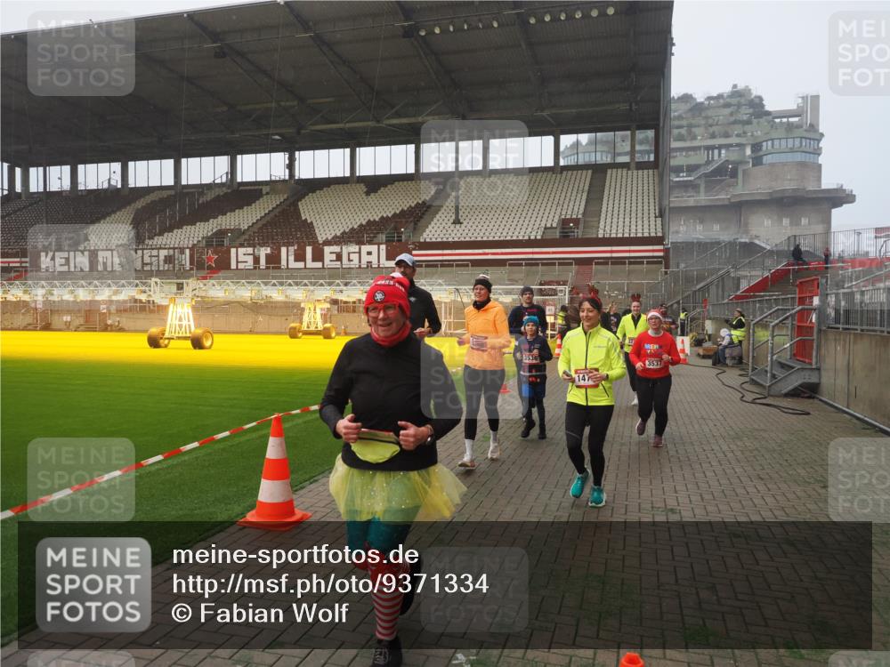 07.12.2025 - St. Pauli X-Mass-Run No. 15 Fabian Wolf http://msf.ph/oto/9371334 07.12.2025 10:06:29 Ziel 34, 187, 562, 1369, 1479, 1480, 1832, 1946, 3213, 3232, 3534, 3535, 3536, 3537, 4459, 4657, 4672, 4677, 4736, 4739 meine-sportfotos.de