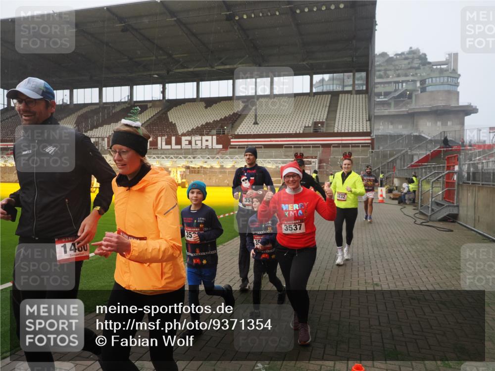 07.12.2025 - St. Pauli X-Mass-Run No. 15 Fabian Wolf http://msf.ph/oto/9371354 07.12.2025 10:06:31 Ziel 34, 150, 187, 562, 1369, 1479, 1480, 1832, 1946, 3213, 3232, 3534, 3535, 3536, 3537, 4459, 4672 meine-sportfotos.de