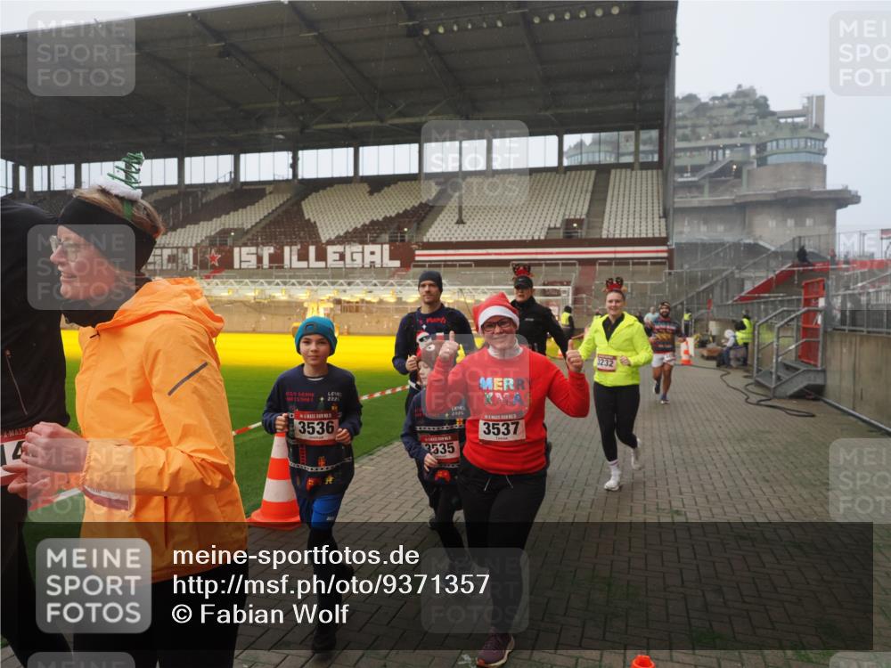 07.12.2025 - St. Pauli X-Mass-Run No. 15 Fabian Wolf http://msf.ph/oto/9371357 07.12.2025 10:06:31 Ziel 34, 150, 187, 562, 1369, 1479, 1480, 1832, 1946, 3213, 3232, 3534, 3535, 3536, 3537, 4459, 4672 meine-sportfotos.de