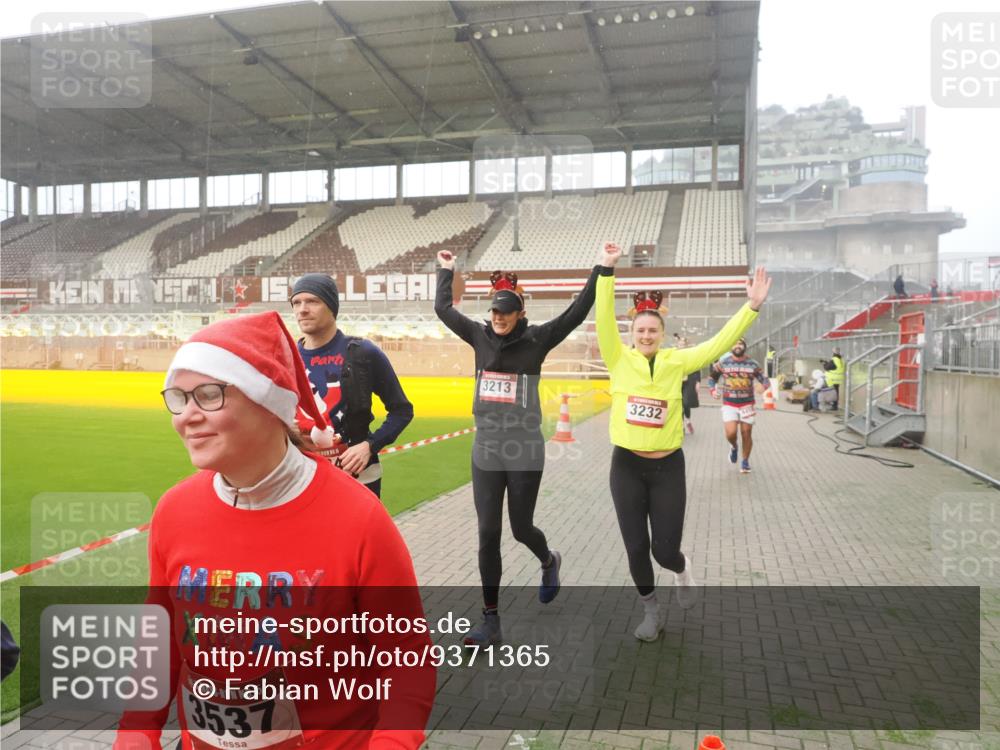 07.12.2025 - St. Pauli X-Mass-Run No. 15 Fabian Wolf http://msf.ph/oto/9371365 07.12.2025 10:06:32 Ziel 34, 150, 187, 562, 1369, 1479, 1480, 1832, 1946, 3213, 3232, 3534, 3535, 3536, 3537, 4459 meine-sportfotos.de