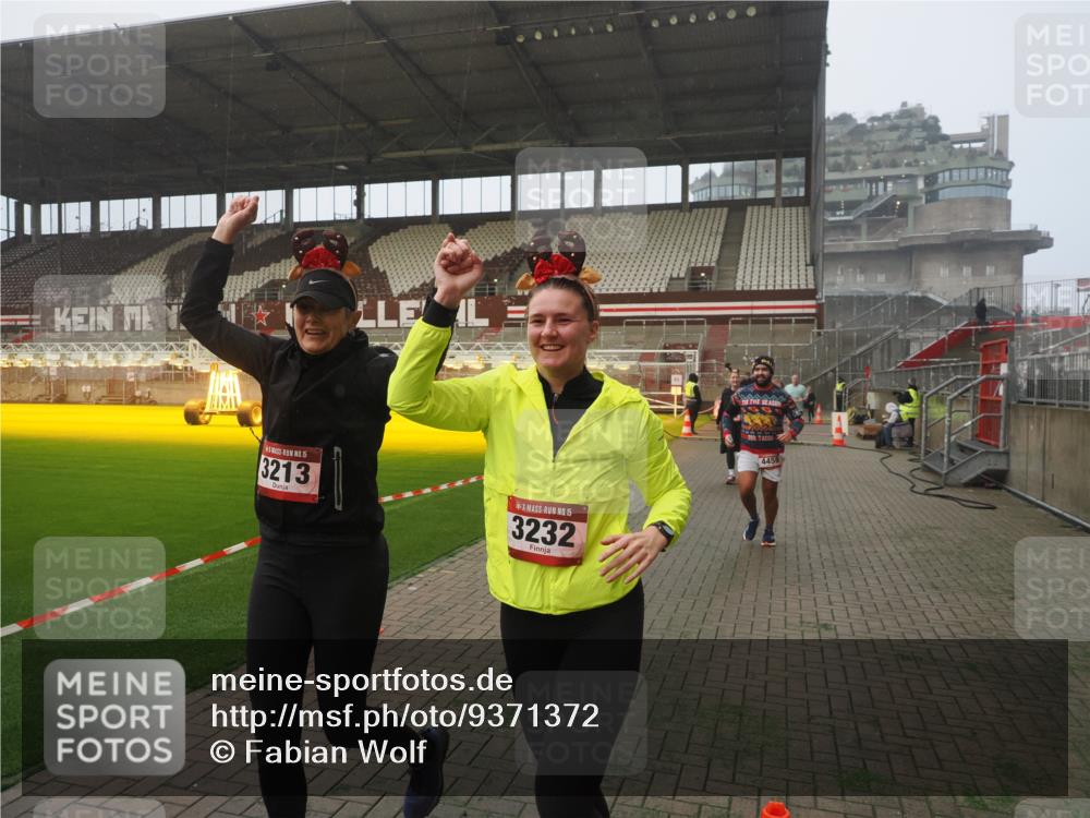 07.12.2025 - St. Pauli X-Mass-Run No. 15 Fabian Wolf http://msf.ph/oto/9371372 07.12.2025 10:06:32 Ziel 34, 150, 187, 562, 1369, 1479, 1480, 1832, 1946, 3213, 3232, 3534, 3535, 3536, 3537, 4459 meine-sportfotos.de