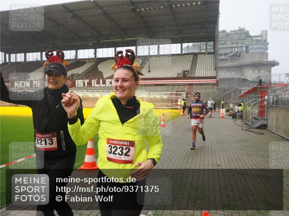 07.12.2025 - St. Pauli X-Mass-Run No. 15 Fabian Wolf http://msf.ph/oto/9371375 07.12.2025 10:06:33 Ziel 34, 150, 187, 562, 1369, 1479, 1480, 1832, 1946, 3213, 3232, 3534, 3535, 3536, 3537, 3970, 3971, 4459 meine-sportfotos.de