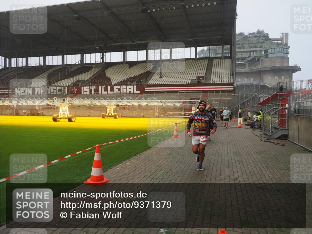 07.12.2025 - St. Pauli X-Mass-Run No. 15 Fabian Wolf http://msf.ph/oto/9371379 07.12.2025 10:06:33 Ziel 34, 150, 187, 562, 1369, 1479, 1480, 1832, 1946, 3213, 3232, 3534, 3535, 3536, 3537, 3970, 3971, 4459 meine-sportfotos.de