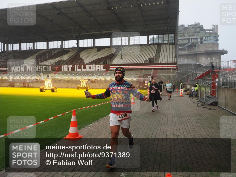 07.12.2025 - St. Pauli X-Mass-Run No. 15 Fabian Wolf http://msf.ph/oto/9371389 07.12.2025 10:06:34 Ziel 34, 150, 187, 562, 1369, 1479, 1480, 1946, 3213, 3232, 3534, 3535, 3536, 3537, 3970, 3971, 4459 meine-sportfotos.de