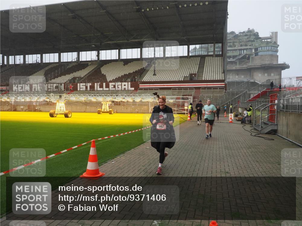 07.12.2025 - St. Pauli X-Mass-Run No. 15 Fabian Wolf http://msf.ph/oto/9371406 07.12.2025 10:06:36 Ziel 34, 150, 562, 1369, 1479, 1480, 1946, 3213, 3232, 3330, 3333, 3534, 3535, 3536, 3537, 3970, 3971, 4459 meine-sportfotos.de