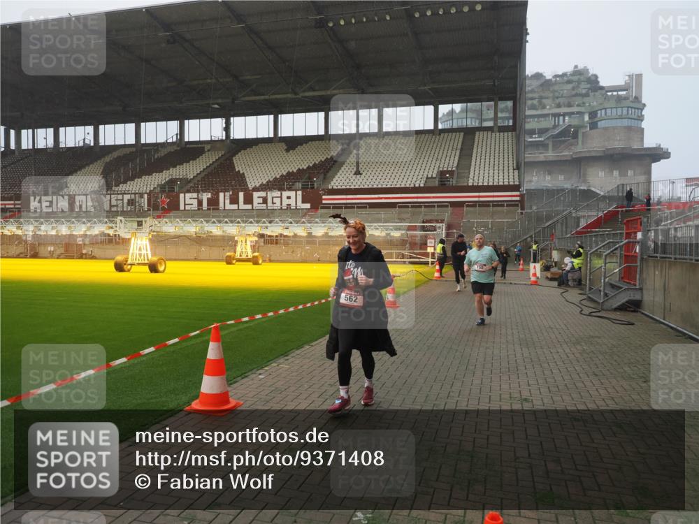 07.12.2025 - St. Pauli X-Mass-Run No. 15 Fabian Wolf http://msf.ph/oto/9371408 07.12.2025 10:06:36 Ziel 34, 150, 562, 1369, 1479, 1480, 1946, 3213, 3232, 3330, 3333, 3534, 3535, 3536, 3537, 3970, 3971, 4459 meine-sportfotos.de