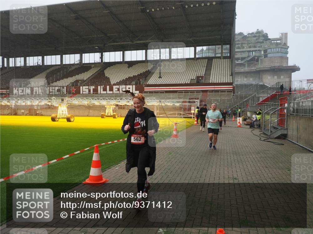 07.12.2025 - St. Pauli X-Mass-Run No. 15 Fabian Wolf http://msf.ph/oto/9371412 07.12.2025 10:06:37 Ziel 34, 150, 562, 1369, 1479, 1480, 1946, 3213, 3232, 3330, 3333, 3534, 3535, 3536, 3537, 3970, 3971, 4459 meine-sportfotos.de