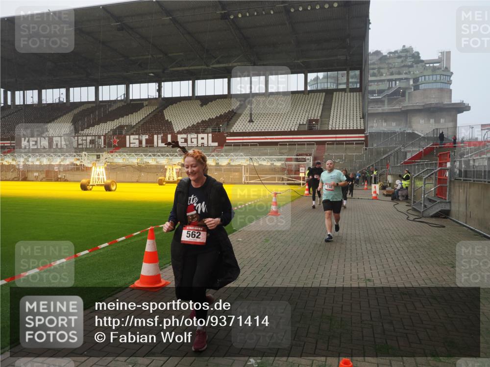 07.12.2025 - St. Pauli X-Mass-Run No. 15 Fabian Wolf http://msf.ph/oto/9371414 07.12.2025 10:06:37 Ziel 34, 150, 562, 1369, 1479, 1480, 1946, 3213, 3232, 3330, 3333, 3534, 3535, 3536, 3537, 3970, 3971, 4459 meine-sportfotos.de