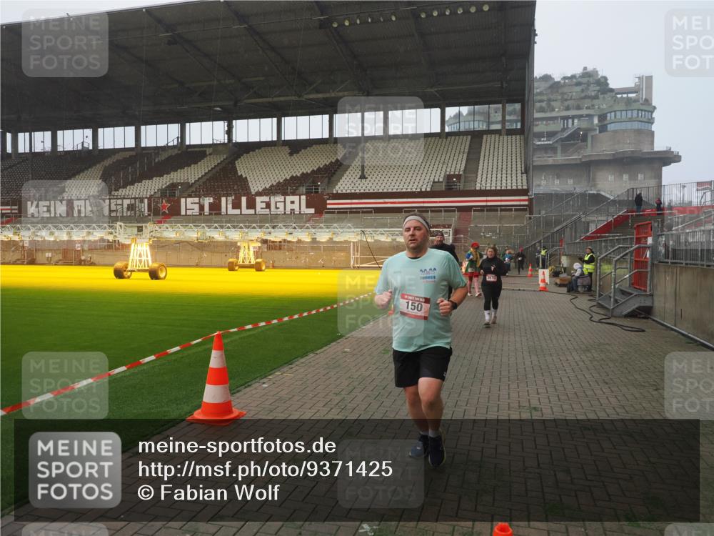 07.12.2025 - St. Pauli X-Mass-Run No. 15 Fabian Wolf http://msf.ph/oto/9371425 07.12.2025 10:06:38 Ziel 34, 150, 562, 1369, 1479, 1480, 1946, 3213, 3232, 3330, 3333, 3534, 3535, 3536, 3537, 3970, 3971, 4459 meine-sportfotos.de