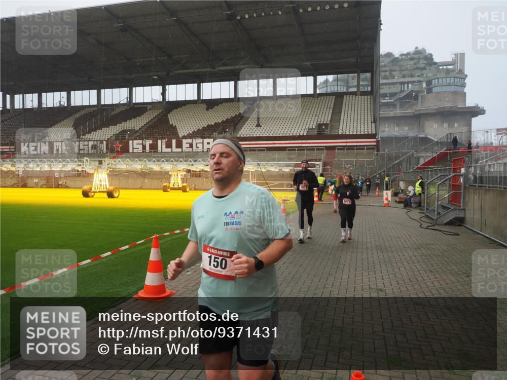 07.12.2025 - St. Pauli X-Mass-Run No. 15 Fabian Wolf http://msf.ph/oto/9371431 07.12.2025 10:06:39 Ziel 150, 562, 1369, 1479, 1480, 3213, 3232, 3330, 3333, 3534, 3535, 3536, 3537, 3970, 3971, 4459 meine-sportfotos.de