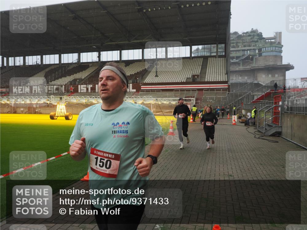 07.12.2025 - St. Pauli X-Mass-Run No. 15 Fabian Wolf http://msf.ph/oto/9371433 07.12.2025 10:06:39 Ziel 150, 562, 1369, 1479, 1480, 3213, 3232, 3330, 3333, 3534, 3535, 3536, 3537, 3970, 3971, 4459 meine-sportfotos.de