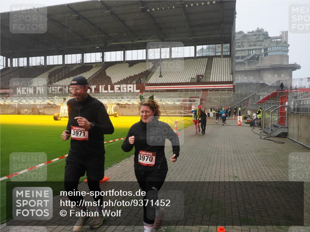07.12.2025 - St. Pauli X-Mass-Run No. 15 Fabian Wolf http://msf.ph/oto/9371452 07.12.2025 10:06:41 Ziel 150, 562, 2129, 3213, 3232, 3330, 3333, 3534, 3535, 3536, 3537, 3970, 3971, 4459, 4735, 4738 meine-sportfotos.de