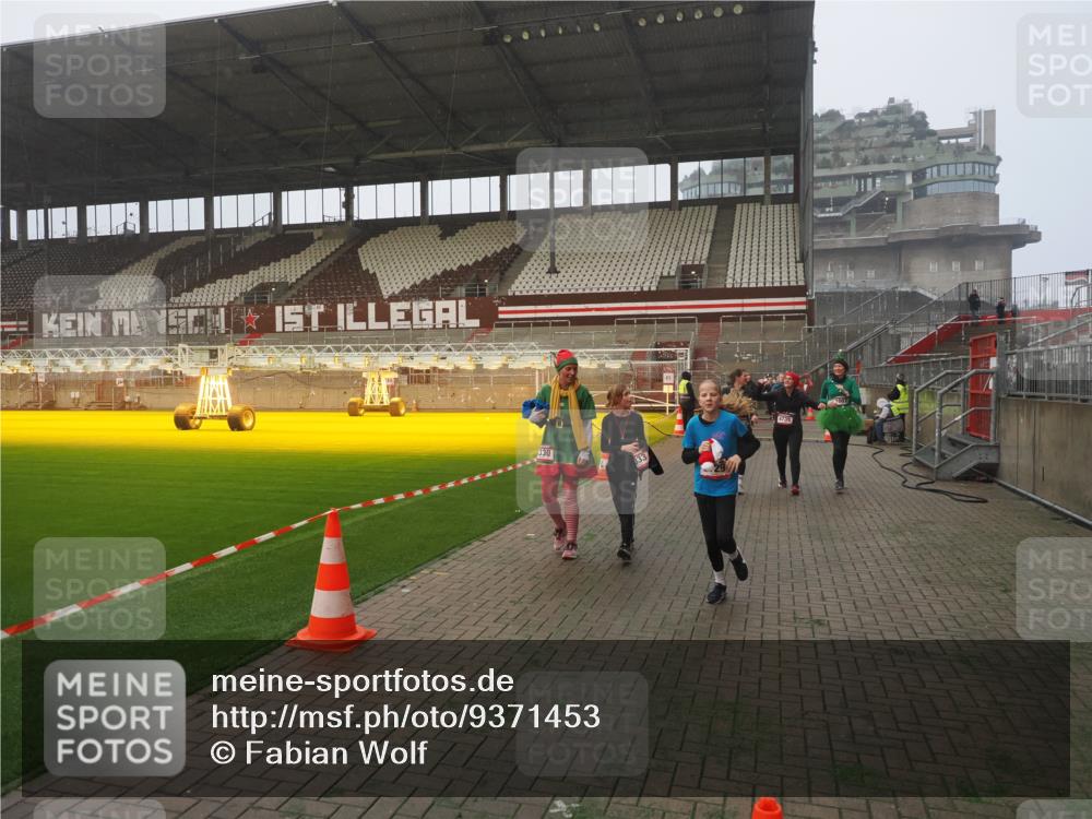 07.12.2025 - St. Pauli X-Mass-Run No. 15 Fabian Wolf http://msf.ph/oto/9371453 07.12.2025 10:06:46 Ziel 150, 217, 867, 1007, 1103, 2129, 3189, 3330, 3333, 3970, 3971, 4735, 4738 meine-sportfotos.de