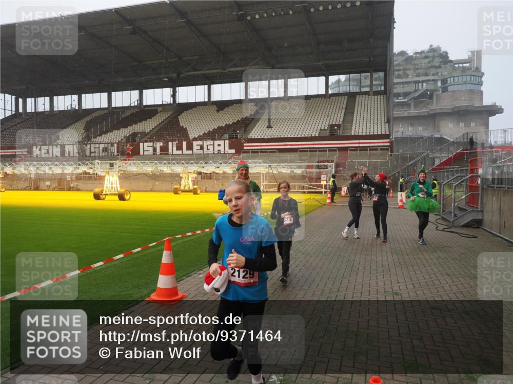 07.12.2025 - St. Pauli X-Mass-Run No. 15 Fabian Wolf http://msf.ph/oto/9371464 07.12.2025 10:06:47 Ziel 150, 217, 867, 1007, 1103, 1505, 2129, 3189, 3330, 3333, 3970, 3971, 4735, 4738 meine-sportfotos.de