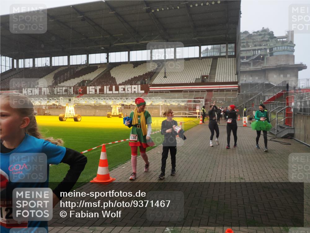 07.12.2025 - St. Pauli X-Mass-Run No. 15 Fabian Wolf http://msf.ph/oto/9371467 07.12.2025 10:06:47 Ziel 150, 217, 867, 1007, 1103, 1505, 2129, 3189, 3330, 3333, 3970, 3971, 4735, 4738 meine-sportfotos.de