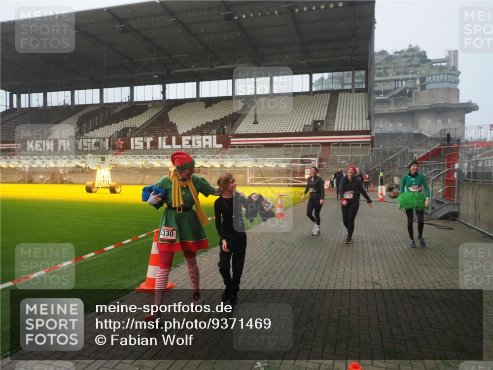 07.12.2025 - St. Pauli X-Mass-Run No. 15 Fabian Wolf http://msf.ph/oto/9371469 07.12.2025 10:06:48 Ziel 150, 217, 867, 1007, 1103, 1505, 2129, 3189, 3330, 3333, 3970, 3971, 4735, 4738 meine-sportfotos.de